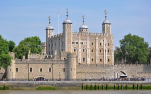 Tower_of_London_viewed_from_the_River_Thames